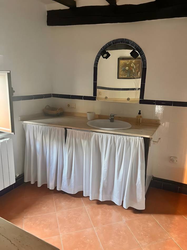 Casa de vacaciones 'La Cueva Del Norte' con vistas a la montaña, terraza privada y wifi in Merindad de Sotoscueva, Cordillera Cantábrica