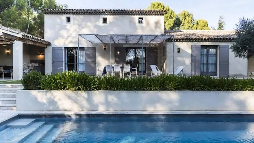 Gîte pour 9 personnes, avec Terrasse ainsi que Jardin et Piscine à Lourmarin - 2