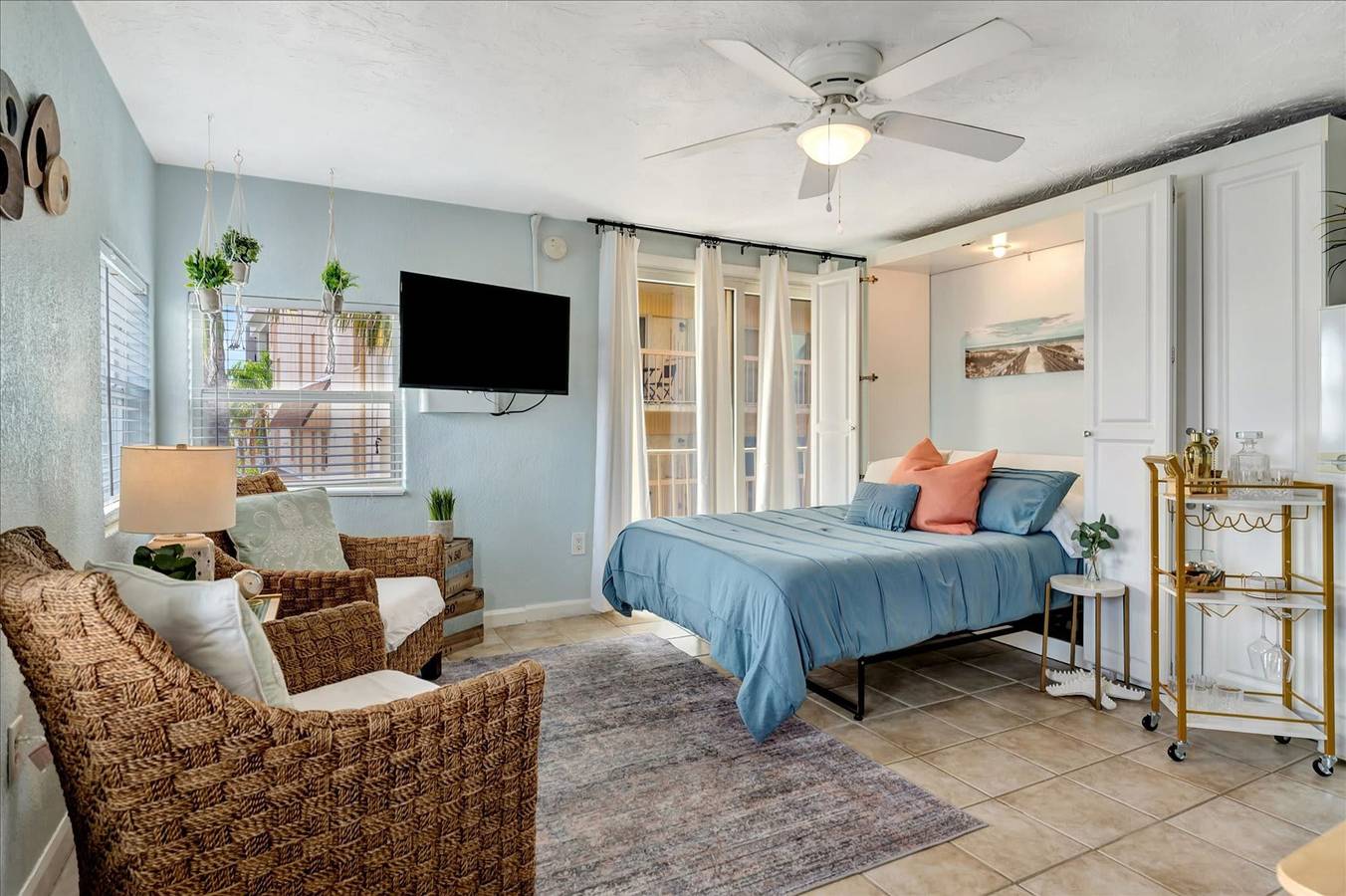Apartamento entero, The Seashell Suite w  Private Balcony Walk 2 Beach in Clearwater Beach, Clearwater