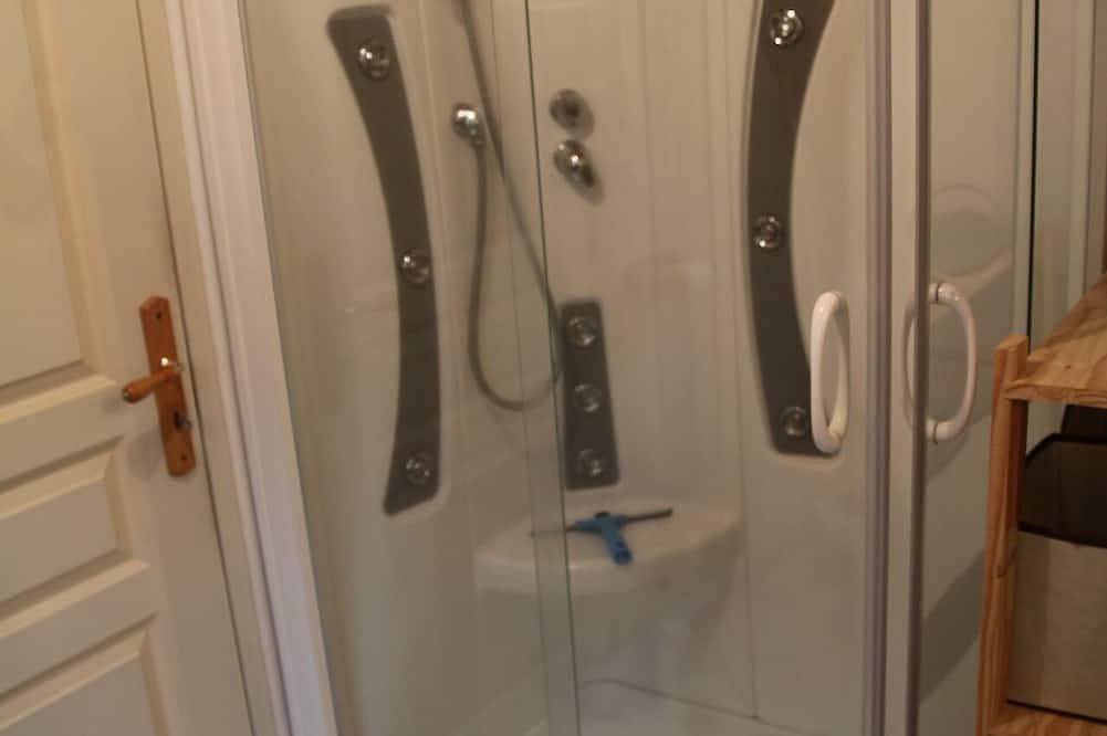 Apartamento entero, Encanto amueblado ★ ★ turismo. Capacidad: 2 personas. in Parque Natural Regional Volcans d'Auvergne