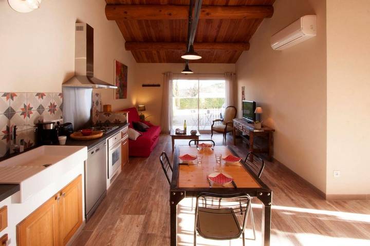 Location de vacances pour 4 personnes, avec jardin ainsi que vue et piscine à Saint-Victor-la-Coste - 4