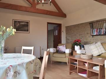 Vacation Rental for 4 Guests in Wiltshire, South West England, Picture 2