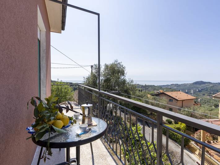 Ferienwohnung für 4 Personen, mit Balkon und Garten sowie Ausblick in Civezza
