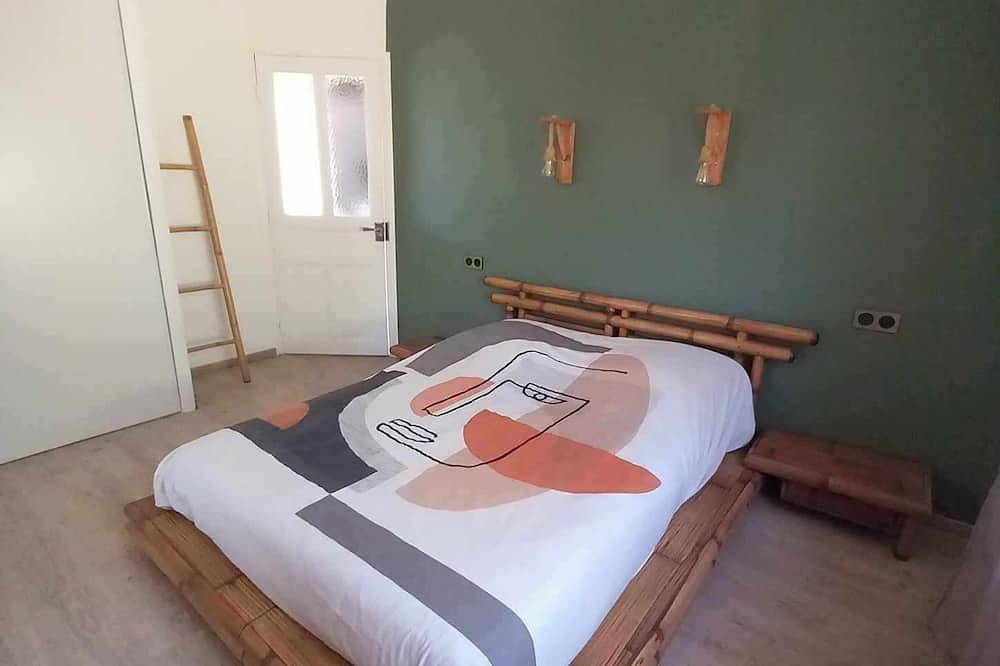 Maison Chaleureuse Sans vis à vis Avec une Piscine Privée in Saint-Quentin-la-Poterie, Nimes region
