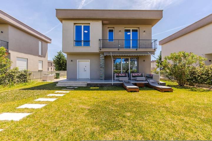 Villa für 8 Personen, mit Balkon und Garten