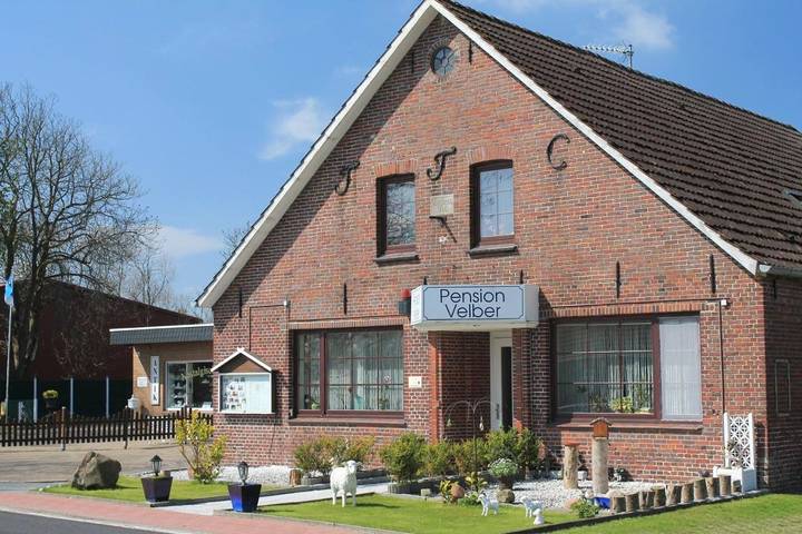 Ferienhaus, mit Balkon und Terrasse sowie Garten und Ausblick in Neugarmssiel