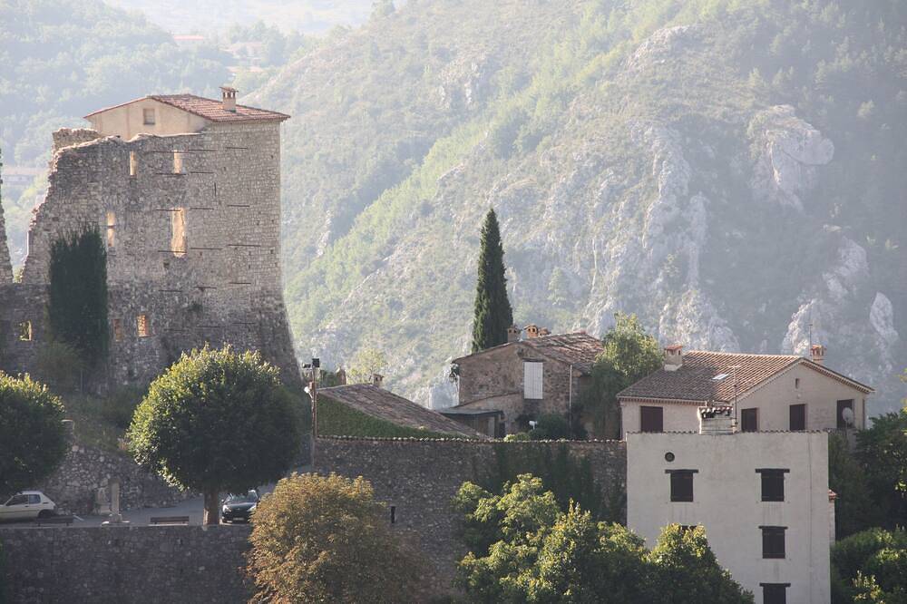 Appartement entier, Au Pied du Château. Studio au coeur du village médiéval de Gréolières. in Gréolières, Région de Cannes