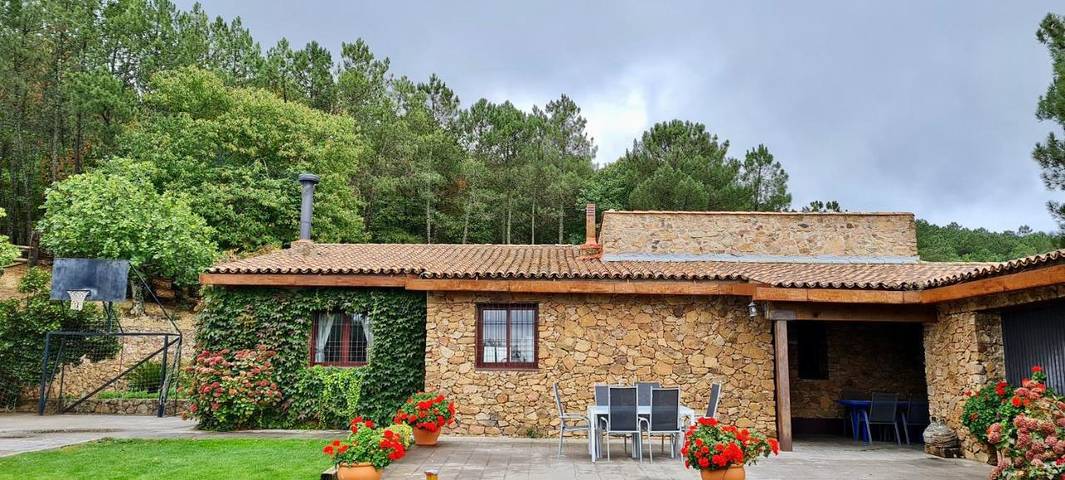 Casa rural para 12 personas, con Terraza y Jardín además de Piscina y Vistas en Provincia de Badajoz