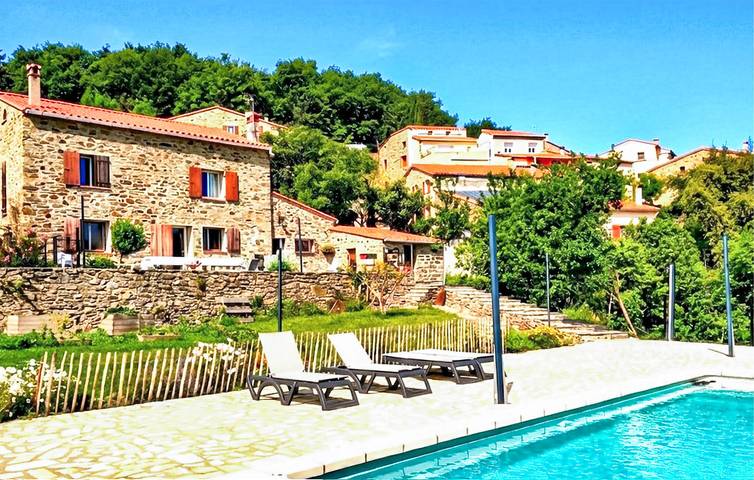 Location de vacances pour 7 personnes, avec piscine ainsi que jardin et terrasse à Taulis