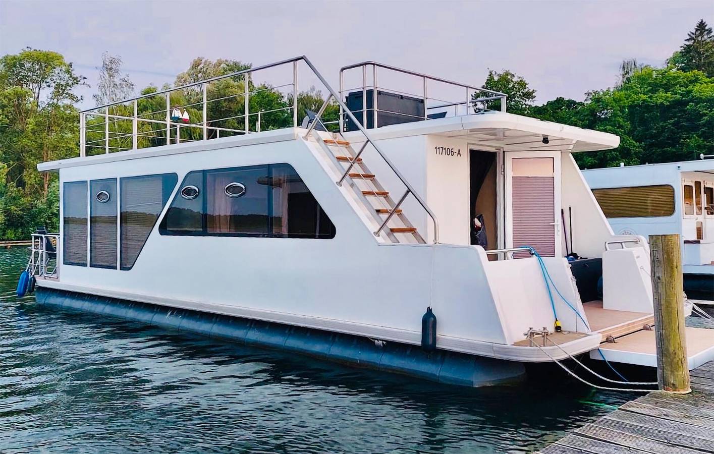 Hausboot am Meer mit Terrasse & WiFi, 400m zum Strand in Röbel, Müritz