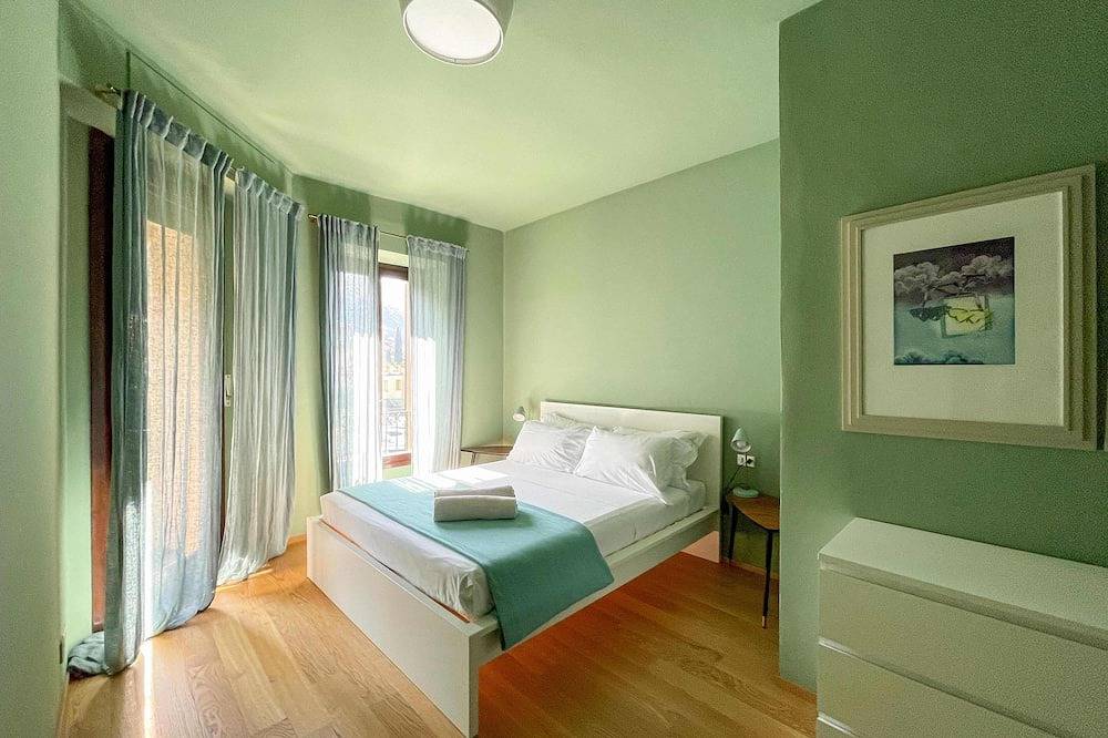 Hel lejlighed, Suite \"Luccio\" at 2 steps from the lake with panoramic view. Lounge bar and swimming pool in Riva (Faggeto Lario), Faggeto Lario