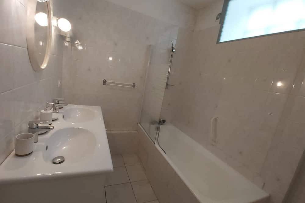 Villa des Fleurs Chambre Hélène 27 in La Bourboule, Parc naturel régional des Volcans d'Auvergne