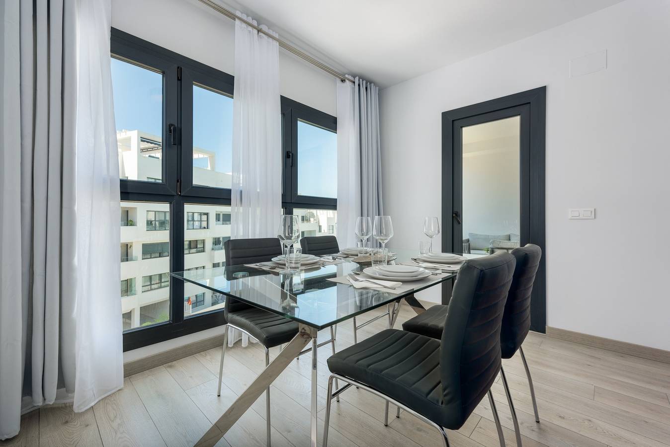 Entire apartment, Apartment 'Figaro Terrace&Pool Apartment' with Shared Pool, Wi-Fi and Air Conditioning in Estepona, Costa del Sol