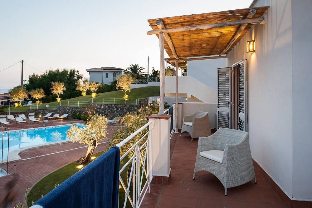 Appartamento intero, Loggia   Appartamento  con grande terrazzo vista mare e piscina in Vibonati, Cilento