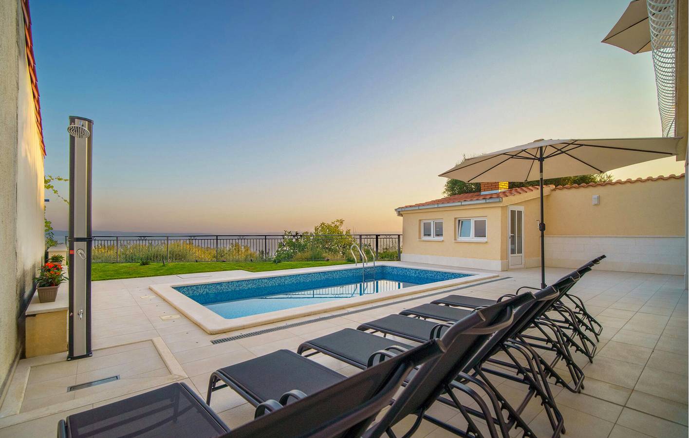 Ganze Ferienwohnung, Charmantes Apartment mit Pool, Terrasse und Strand in der Nähe in Split, Split-Dalmatien