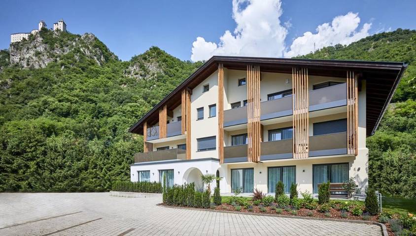 Ferienwohnung für 5 Personen, mit Balkon und Terrasse sowie Garten und Pool in Klausen