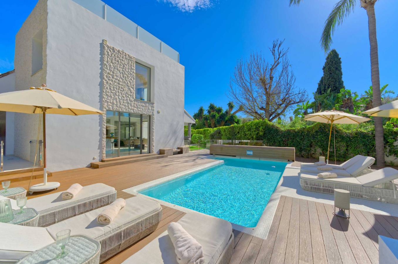 Contemporary & Very Spacious Villa Puerto Banus in Medina Gardens, Marbella