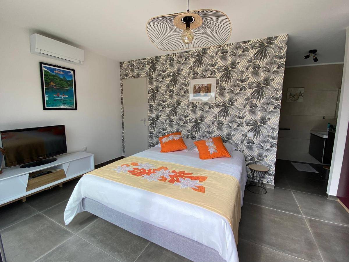Queen Room with Pool View in La Garde, Côte méditerranéenne (France)