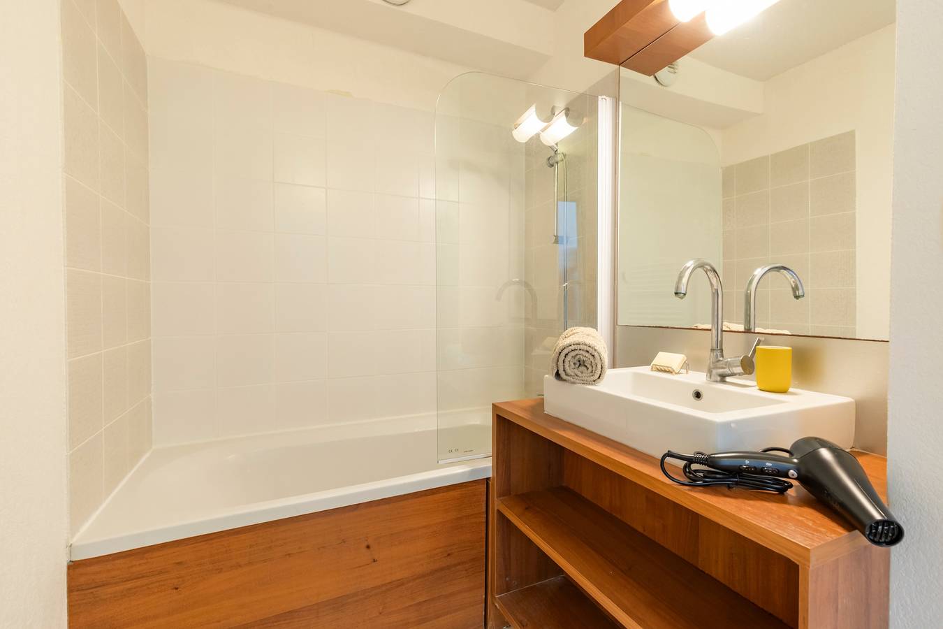 Appartement entier, Casa Jouarres - Appartement avec terrasse privée in Azille, Région de Carcassonne