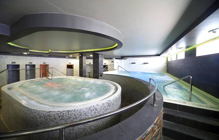 Apartahotel para 10 personas, con Jacuzzi y Terraza además de Jardín y Sauna en Aragón