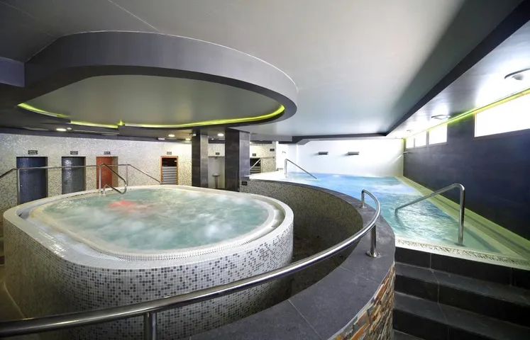 Aparthotel para 10 personas, con jardín y sauna además de terraza y jacuzzi - 1
