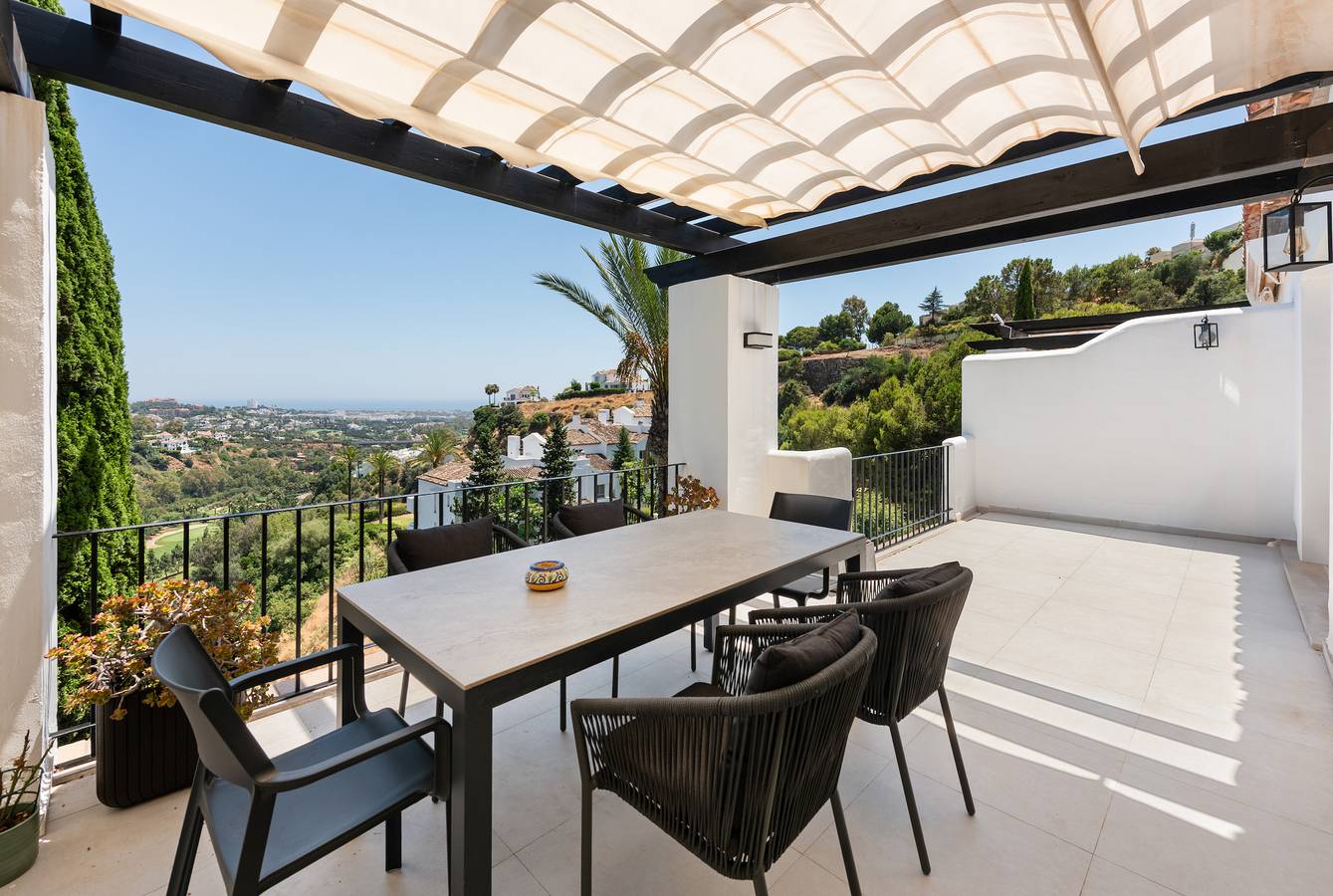 Apartamento entero, Apartamento 'La Quinta Golf' con vistas al mar, Wi-Fi y aire acondicionado in El Castillo de la Heredia, Benahavís