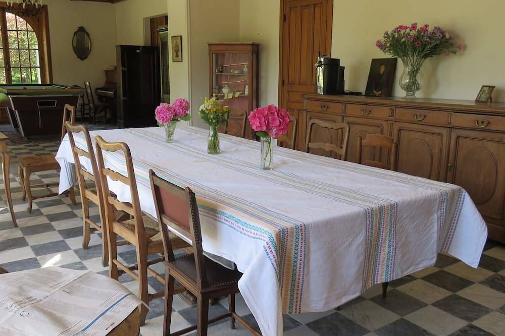 Large house in private park, walking distance to the sea, sleeps 15 in Plouescat, Côte des Légendes