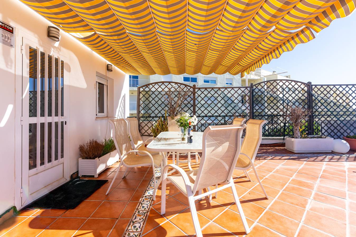 Entire apartment, Holiday Apartment “Lovely penthouse with sea views” with Shared Pool, Terraces, Air Conditioning & Wifi; Parking Available in Benalmádena Costa, Benalmádena