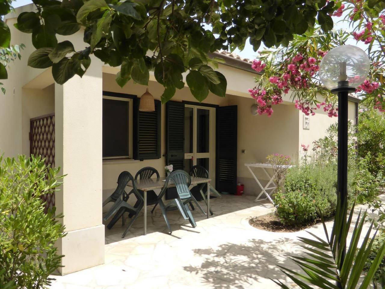 Schöner zentraler Bungalow direkt am Sandstrand auf Sizilien in Marina di Modica, Módica