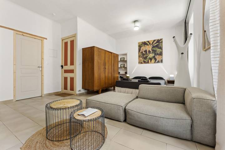 Hel lejlighed, Spacious and Cozy Apartment with Terrace in Central Beaucaire in Beaucaire, Nimes Området