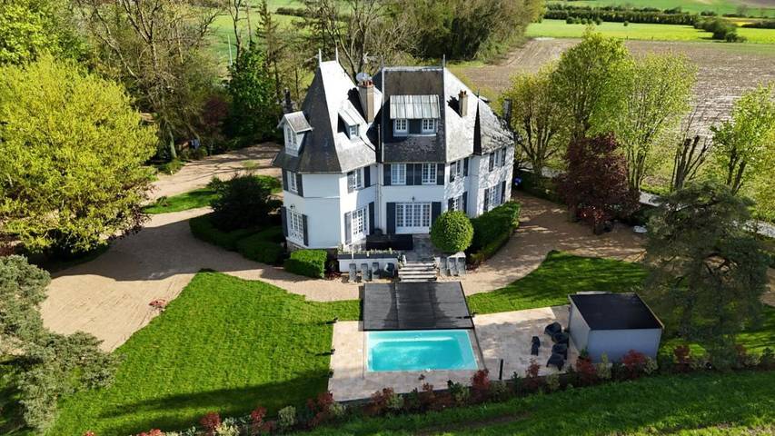 Villa pour 14 personnes, avec Jacuzzi et Terrasse ainsi que Jardin et Piscine