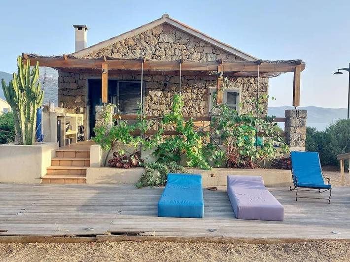 Location de vacances pour 4 personnes, avec vue et terrasse ainsi que piscine et jardin dans Plage de Tiuccia