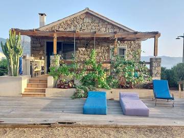 Gîte pour 4 personnes, avec jardin et vue ainsi que piscine et terrasse dans Plage de Tiuccia