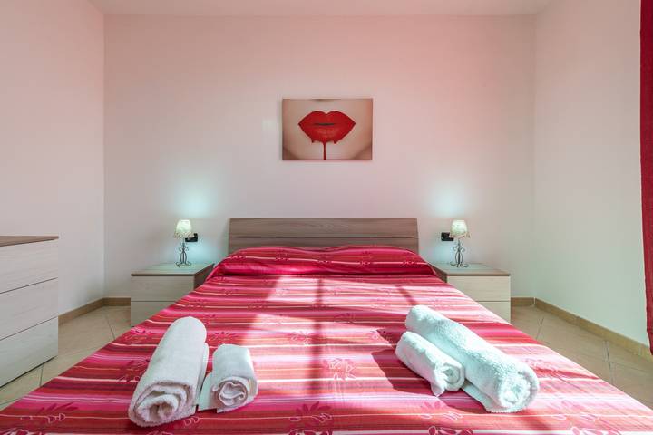 Apartamento entero, Casa de vacaciones "Villa Sunset" cerca de la playa con vistas al mar, jardín y terraza in Capitana, Quartu Sant'Elena