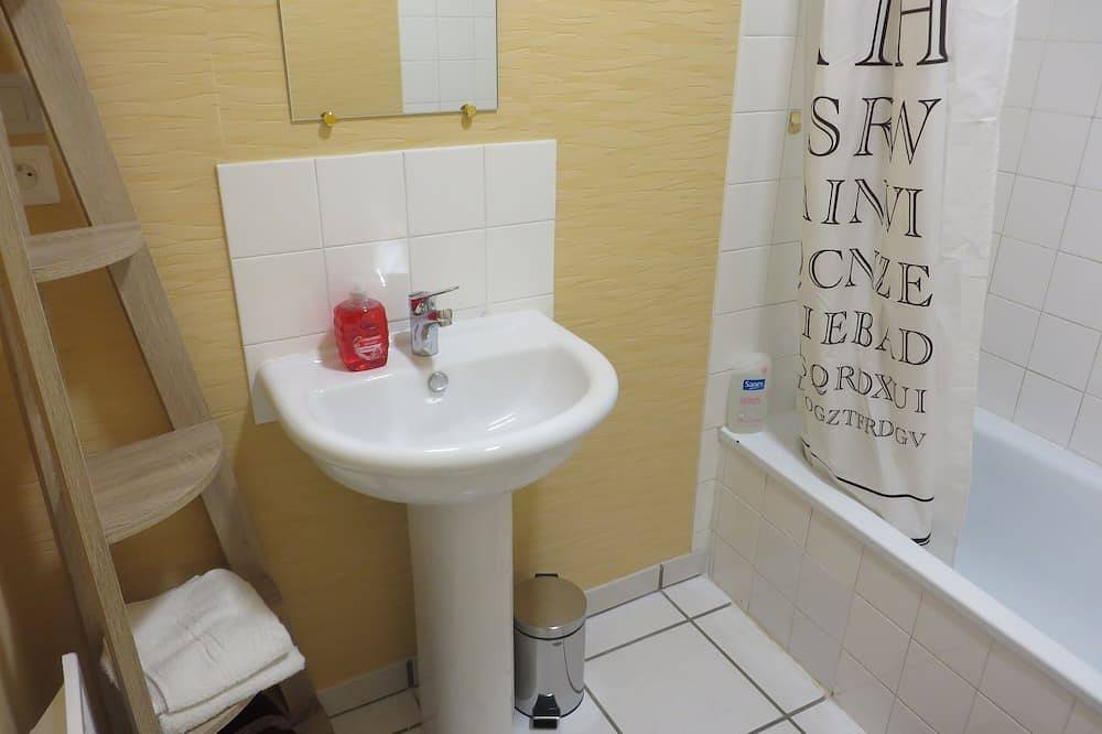 4 to 6 berth accommodation 10 mi walk from the lake in Clairvaux-les-Lacs, Jura