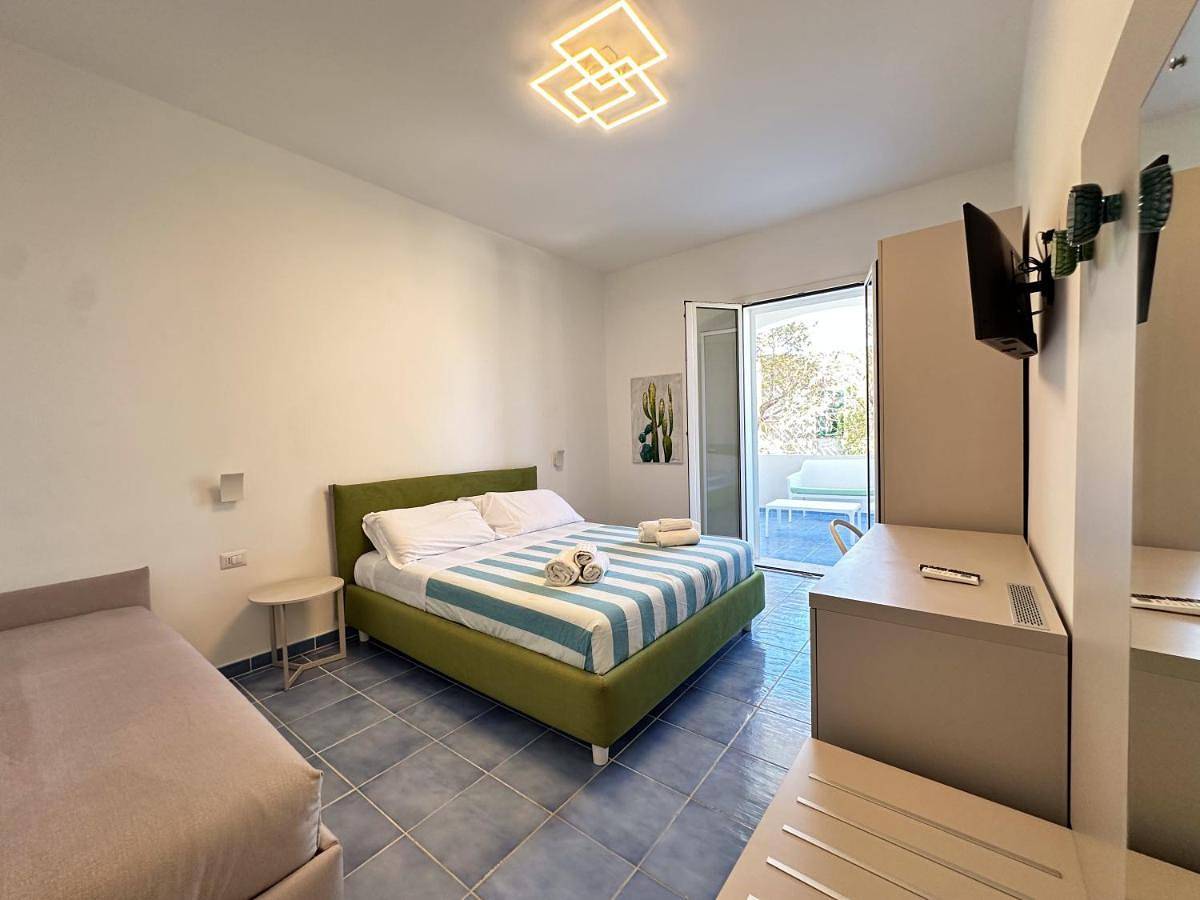 Deluxe Triple Room in Pôr do Sol, Baia Verde