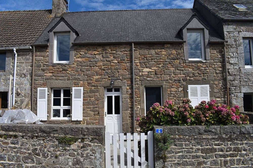 Maison typique du Cotentin avec cour et jardin ! in Flamanville, Côte de la Déroute