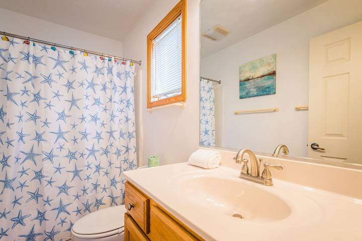 Vacation house for 16 people, with hot tub and yard in Kill Devil Hills