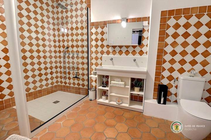 Chambre d’hôte pour 2 personnes, avec vue et jardin ainsi que terrasse et piscine à Saint-Remèze - 3