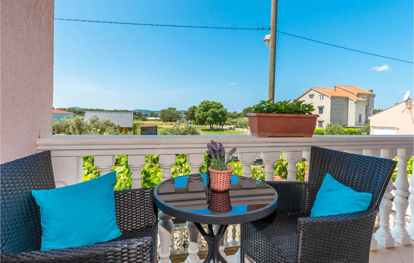 Ganze Ferienwohnung, Charmantes Apartment mit Terrasse, WLAN und Strandzugang in 2 km Entfernung in Biograd na Moru, Zadar