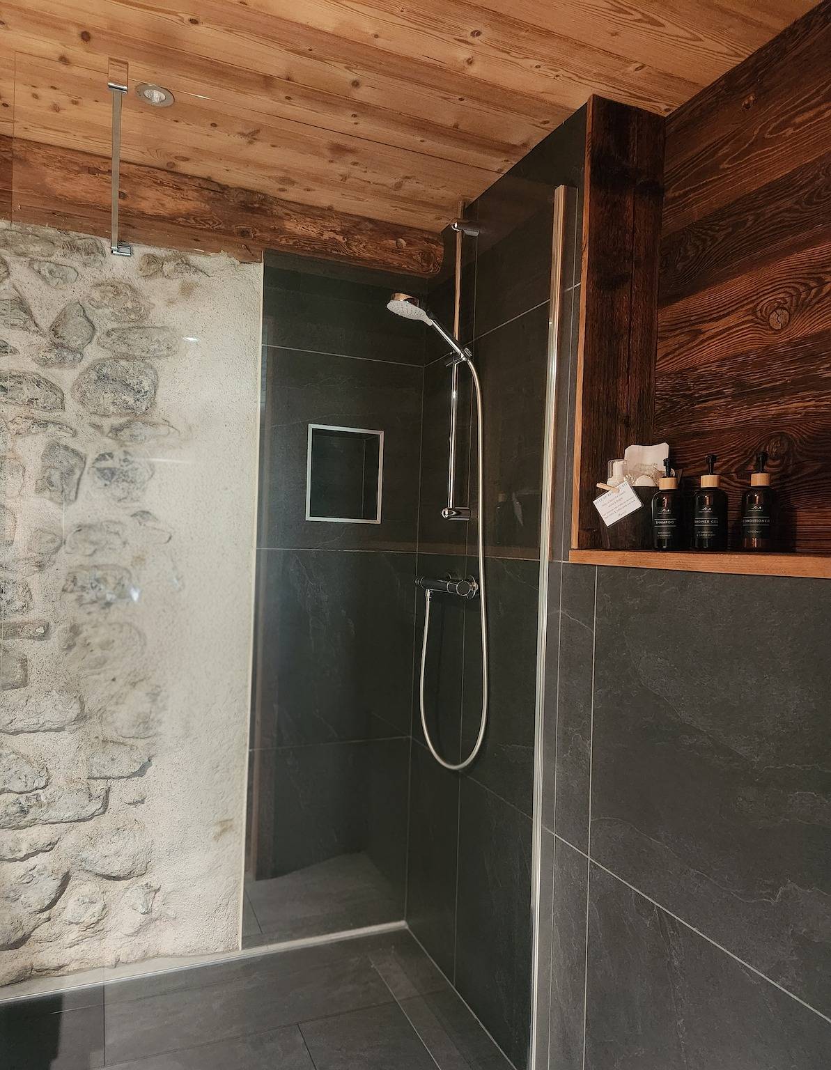 Gästezimmer „Chalet Cannelle Deluxe Feather“ mit Bergblick, privatem Balkon und Wlan in La Chapelle-d'Abondance, Les Portes du Soleil