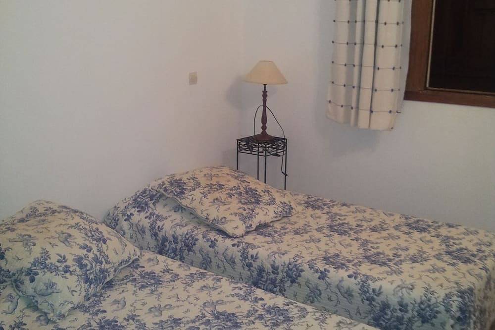 Entire apartment, Spend exceptional holidays in a protected village , by the sea in Osani, Parc naturel régional de Corse