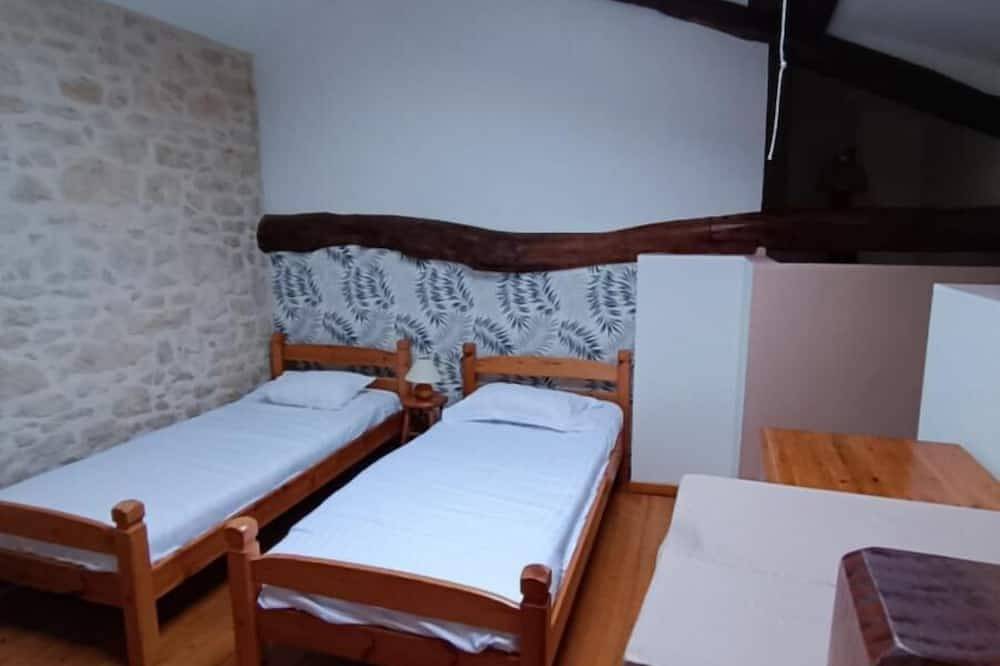 Entire apartment, House 8 sleeps 6 3 bedrooms (including mezzanine) in Ternant (Charente-Maritime), Saint-Jean-d'Angély region