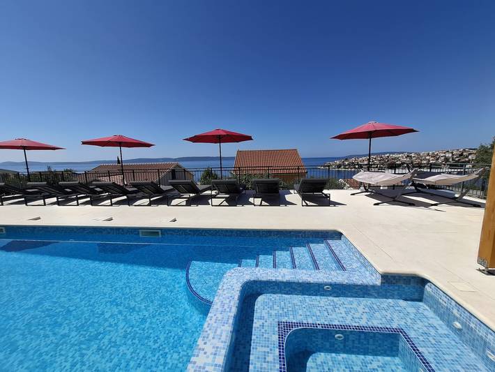 Ganze Wohnung, Beheizter Swimmingpool, atemberaubende Terrasse mit Meerblick a7, in Okrug Gornji, Ciovo