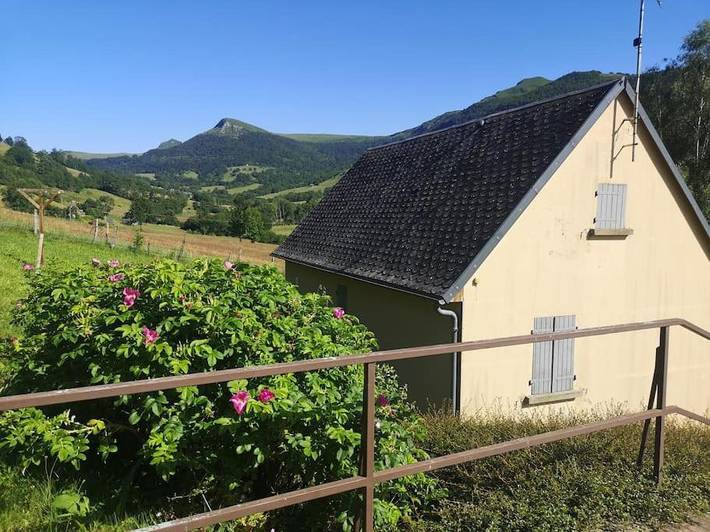 Location de vacances pour 5 personnes, avec Terrasse ainsi que Jardin et Vue à Saint-Paul-de-Salers