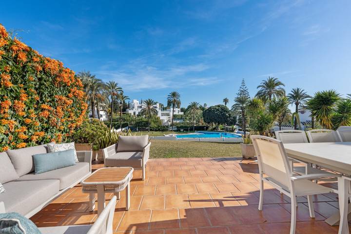 Ferienhaus 'Schönes 4-Schlafzimmer-Reihenhaus' mit Gemeinschaftspool, Wlan und Klimaanlage in Marbella West, Marbella