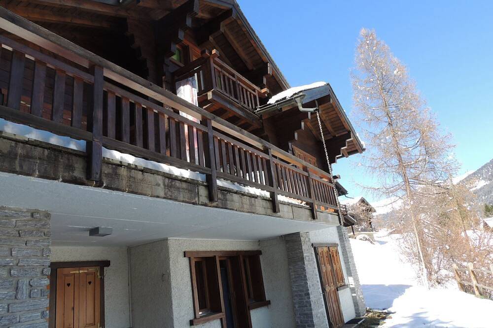 Chalet avec sauna, confortable pour 4 personnes : 1er étage : salon avec cheminée - Tv/Dvd - accès i in Grimentz, Anniviers
