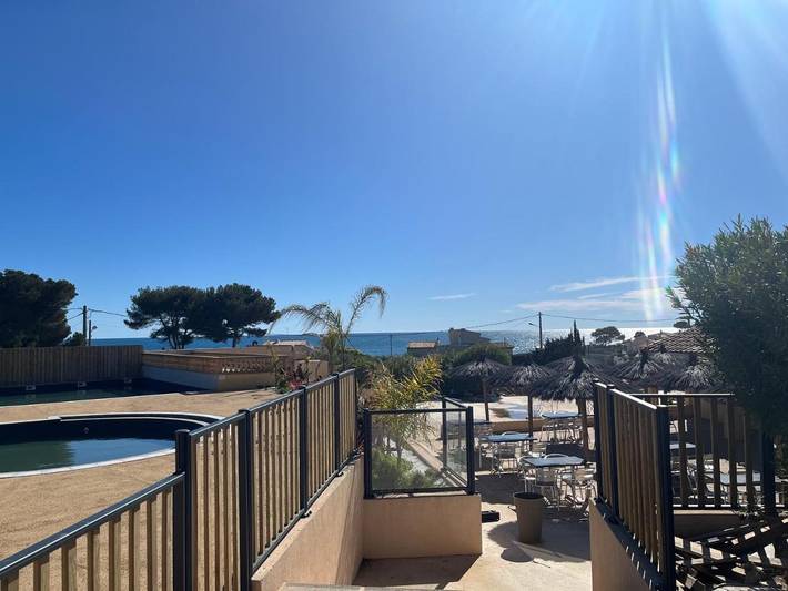 Camping pour 6 personnes, avec terrasse ainsi que piscine et bassin pour enfant