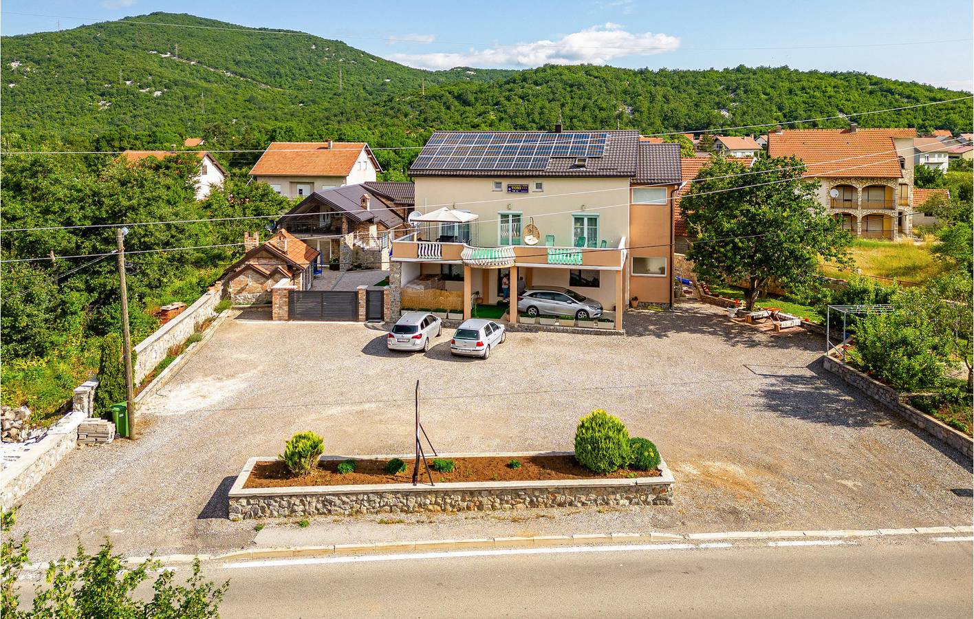 Geräumige 140 m² große Wohnung mit Pool, WLAN und Parkplatz in Gračac, Zadar