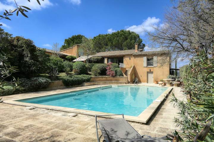 Maison de vacances pour 6 personnes, avec Balcon et Terrasse ainsi que Jardin et Piscine à Goult